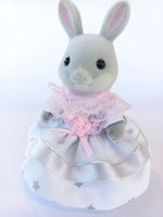 sylvanian families mothers dress silver and white.Pink lace trims around the neckline.Front view.